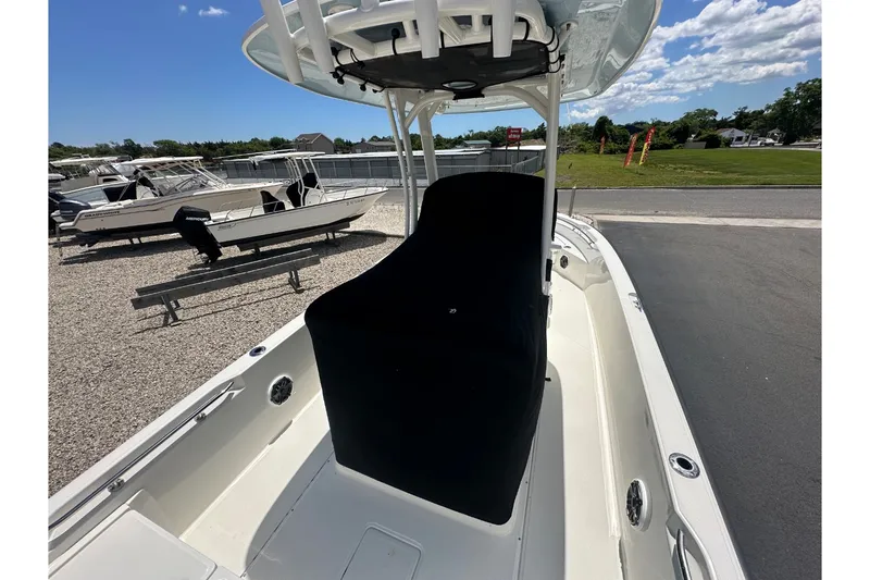 Slide: The Image of Boston Whaler 220 DAUNTLESS 2023 - 18