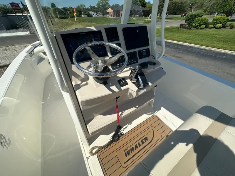Slide: The Image of Boston Whaler 220 DAUNTLESS 2023 - 2