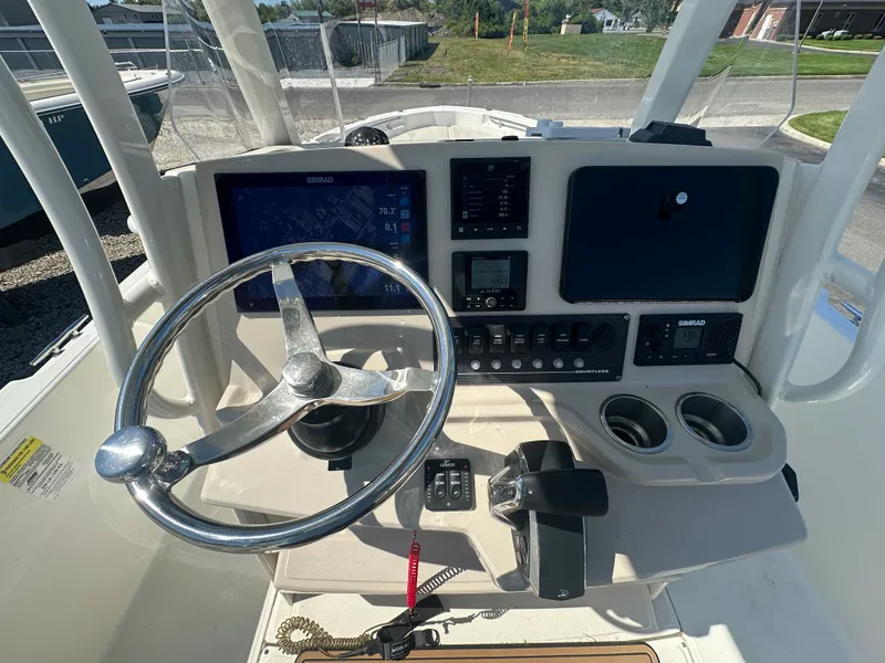 Slide: The Image of Boston Whaler 220 DAUNTLESS 2023 - 3