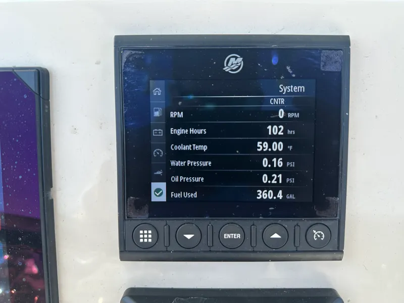 Slide: The Image of Boston Whaler 220 DAUNTLESS 2023 - 4