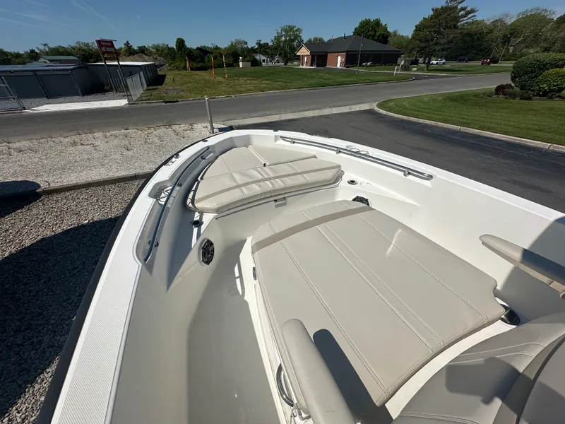 Slide: The Image of Boston Whaler 220 DAUNTLESS 2023 - 5