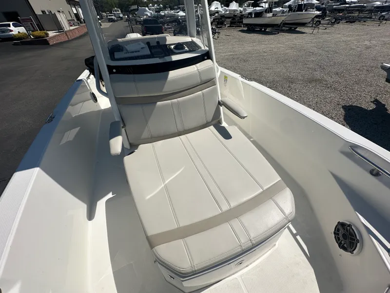 Slide: The Image of Boston Whaler 220 DAUNTLESS 2023 - 6