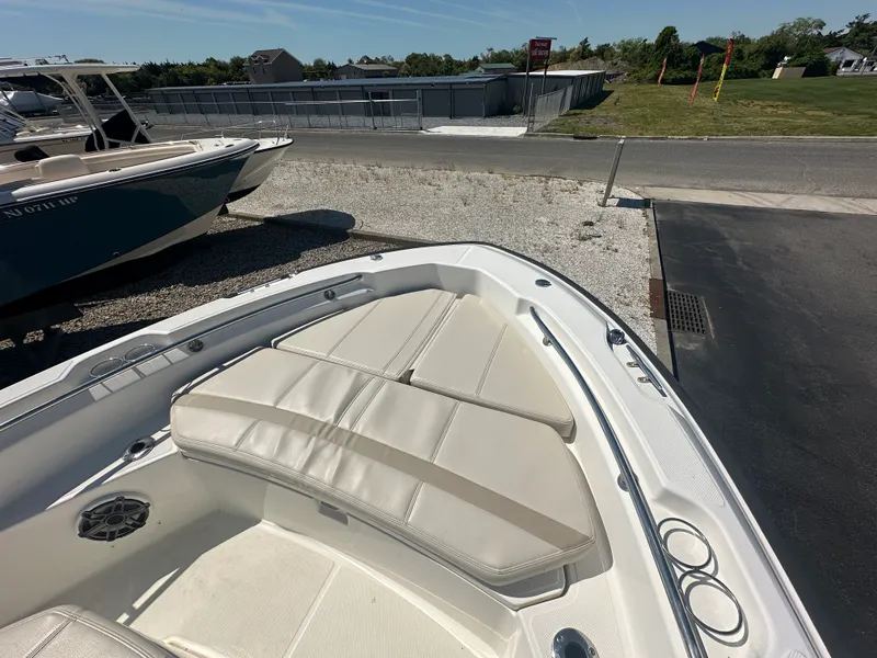 Slide: The Image of Boston Whaler 220 DAUNTLESS 2023 - 7