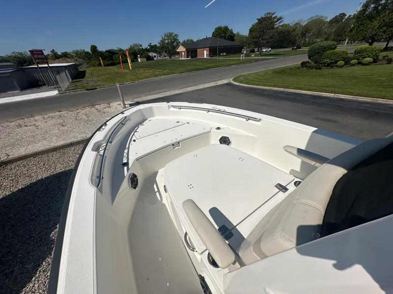 Slide: The Image of Boston Whaler 220 DAUNTLESS 2023 - 8
