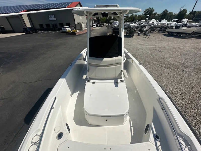 Slide: The Image of Boston Whaler 220 DAUNTLESS 2023 - 9