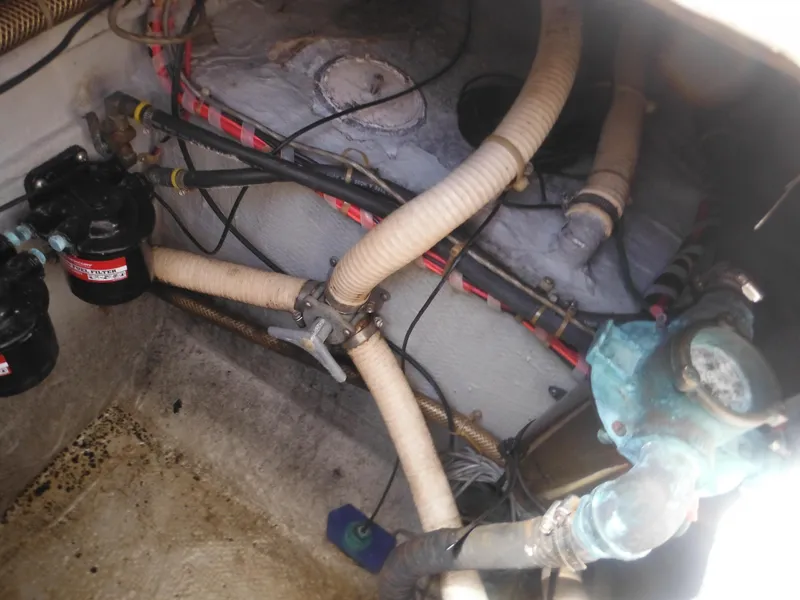 Slide: The Image of 1985 Blackfin 29 Combi engine compartment with hoses and fuel filters. - 25