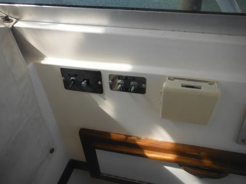 Slide: The Image of Control panel of a 1985 Blackfin 29 Combi boat. - 47