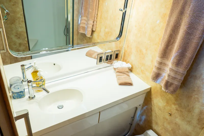 Slide: The Image of Hatteras 54 CONVERTIBLE 1996 - 31