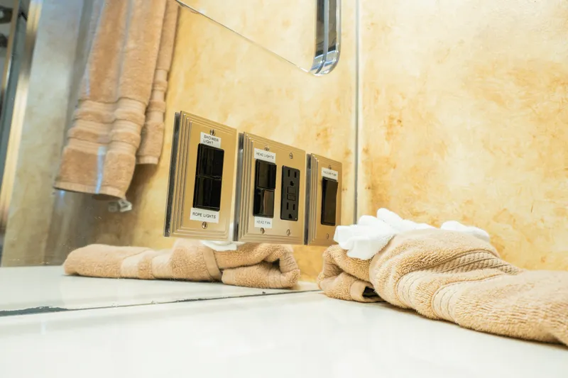 Slide: The Image of Hatteras 54 CONVERTIBLE 1996 - 32