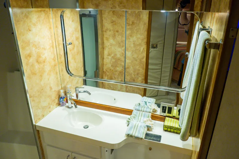 Slide: The Image of Hatteras 54 CONVERTIBLE 1996 - 36