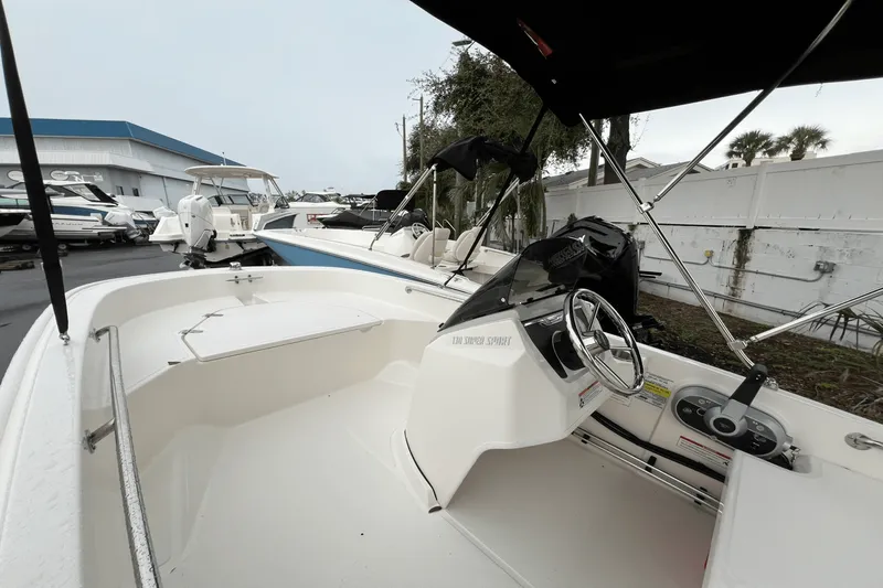 Slide: The Image of Boston Whaler 130 Super Sport 2025 - 9