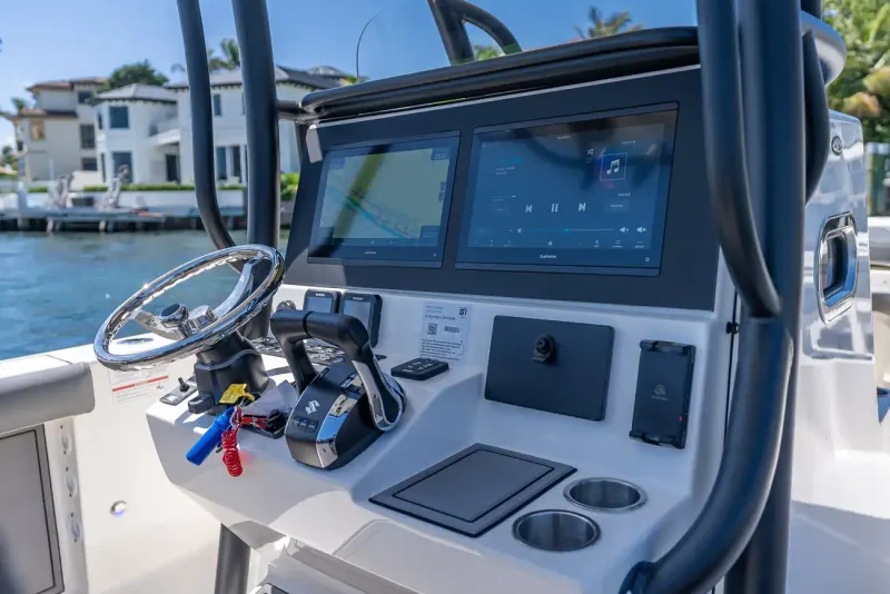 Slide: The Image of Sea Born LX27 Center Console 2026 - 55