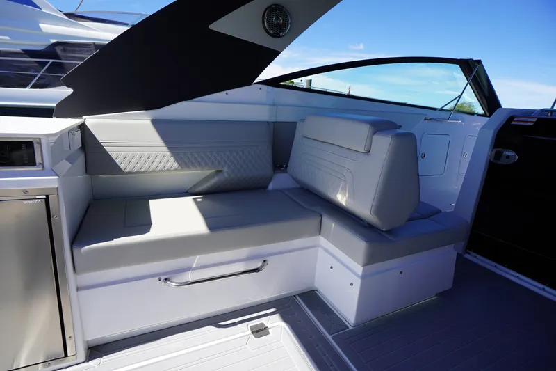 Slide: The Image of Cruisers 34 GLS Outboard 2026 - 22