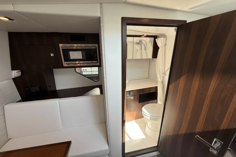 Slide: The Image of Cruisers 34 GLS Outboard 2026 - 23