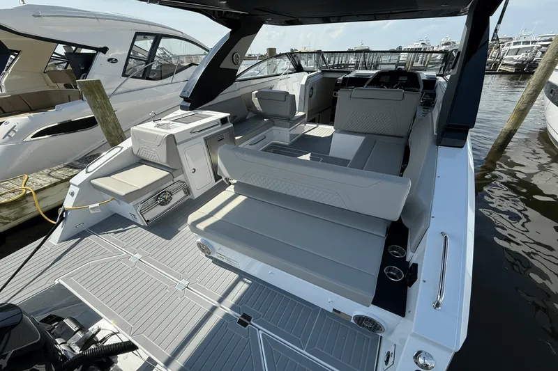 Slide: The Image of Cruisers 34 GLS Outboard 2026 - 8