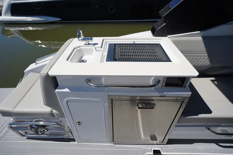 Slide: The Image of Cruisers 34 GLS Outboard 2026 - 18
