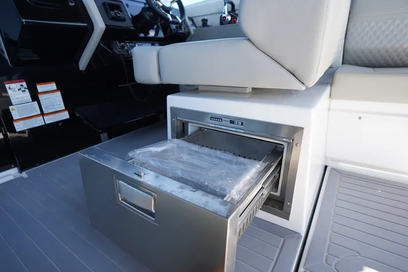 Slide: The Image of Cruisers 34 GLS Outboard 2026 - 48