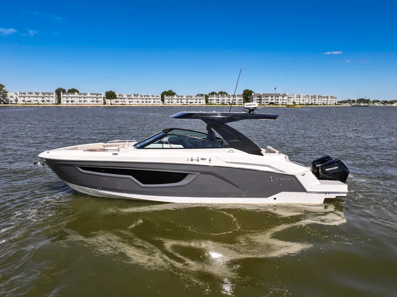 Slide: The Image of Cruisers 34 GLS Outboard 2026 - 4