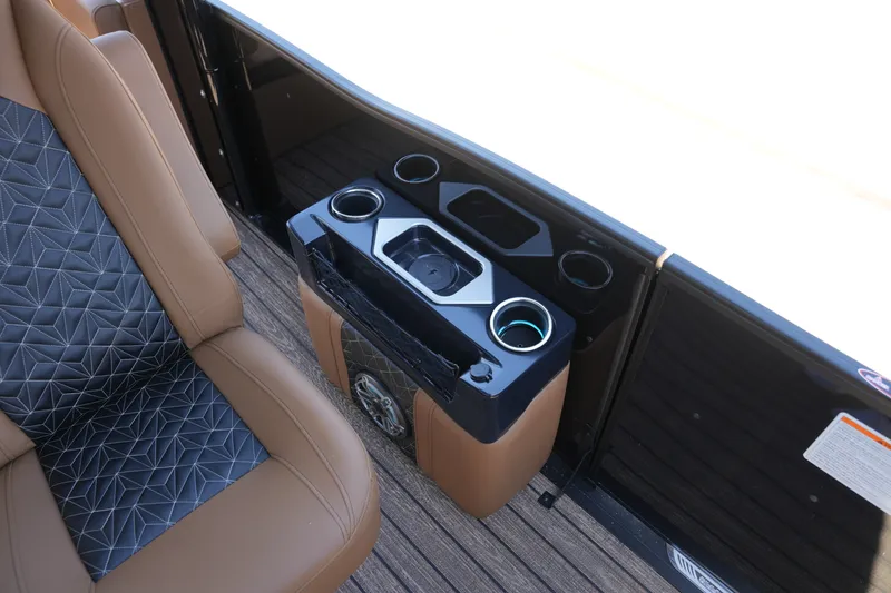 Slide: The Image of Harris Grand Mariner 230 2026 - 20