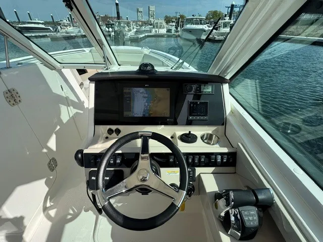 Slide: The Image of Boston Whaler 280 VANTAGE 2022 - 16