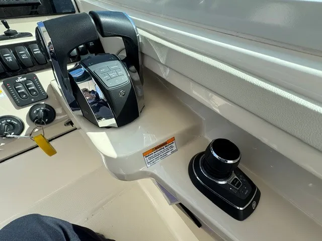 Slide: The Image of Boston Whaler 280 VANTAGE 2022 - 18