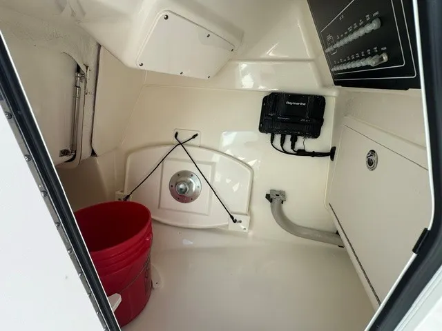 Slide: The Image of Boston Whaler 280 VANTAGE 2022 - 21