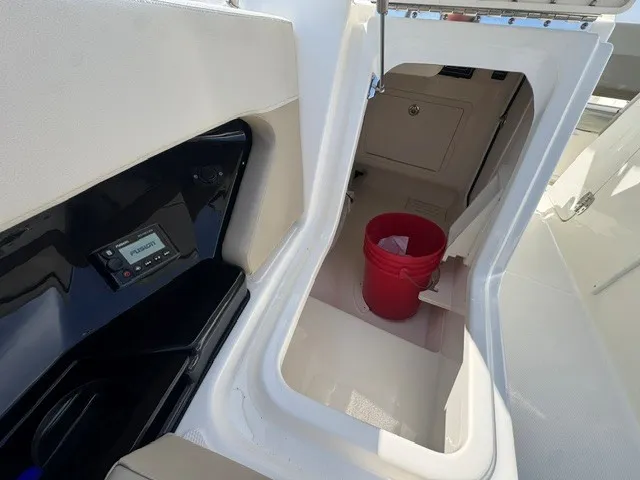 Slide: The Image of Boston Whaler 280 VANTAGE 2022 - 25