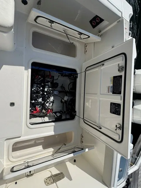 Slide: The Image of Boston Whaler 280 VANTAGE 2022 - 9