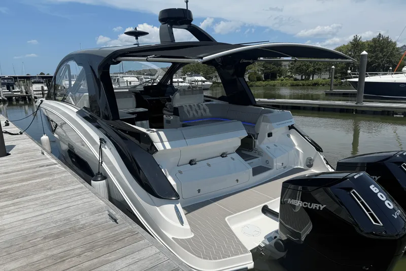 Slide: The Image of Sea Ray Sundancer 370 Outboard 2025 - 10