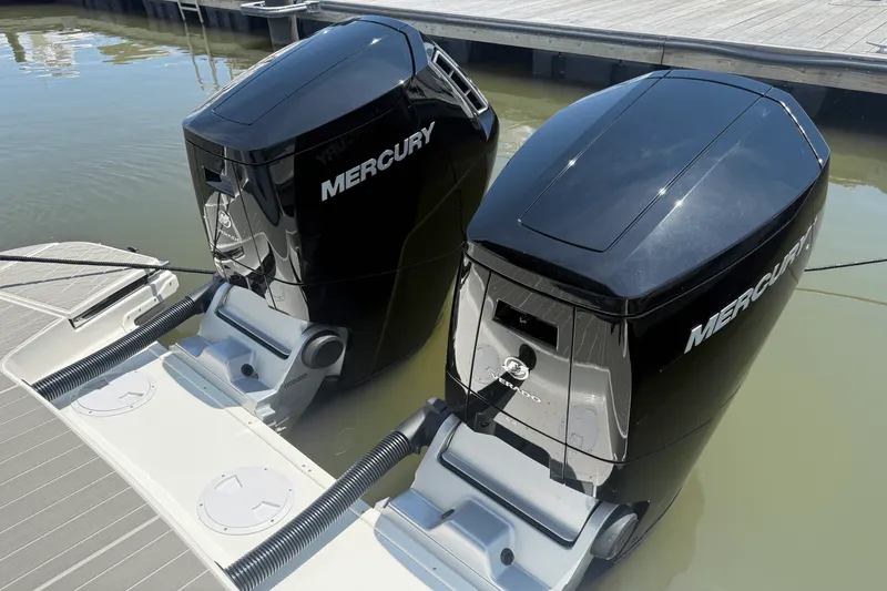 Slide: The Image of Sea Ray Sundancer 370 Outboard 2025 - 11