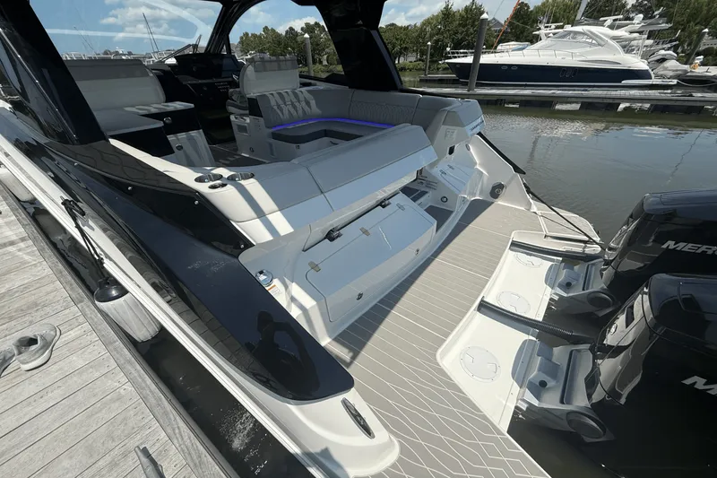 Slide: The Image of Sea Ray Sundancer 370 Outboard 2025 - 12