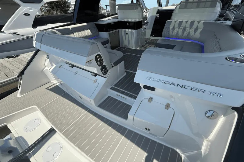 Slide: The Image of Sea Ray Sundancer 370 Outboard 2025 - 13