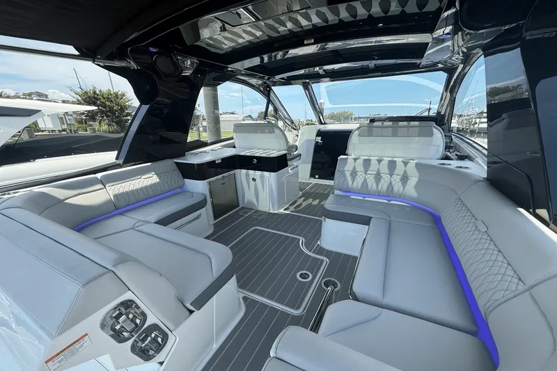 Slide: The Image of Sea Ray Sundancer 370 Outboard 2025 - 14