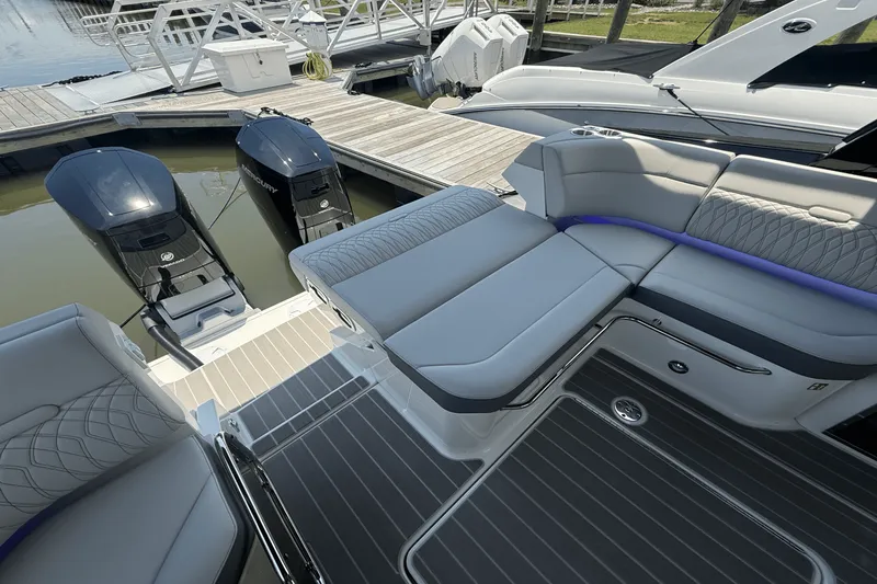 Slide: The Image of Sea Ray Sundancer 370 Outboard 2025 - 15