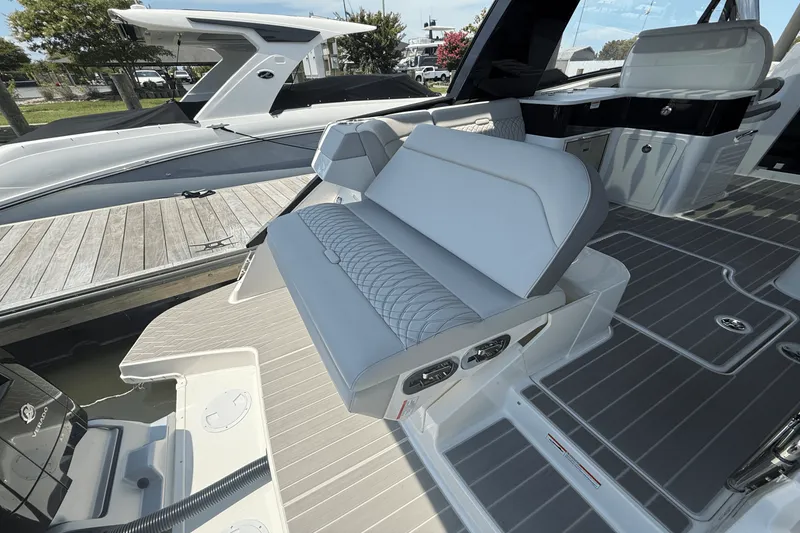 Slide: The Image of Sea Ray Sundancer 370 Outboard 2025 - 16