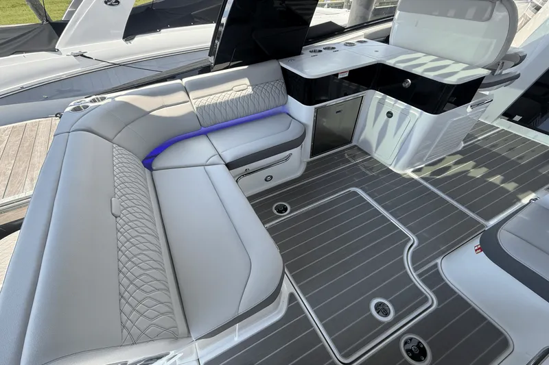 Slide: The Image of Sea Ray Sundancer 370 Outboard 2025 - 17