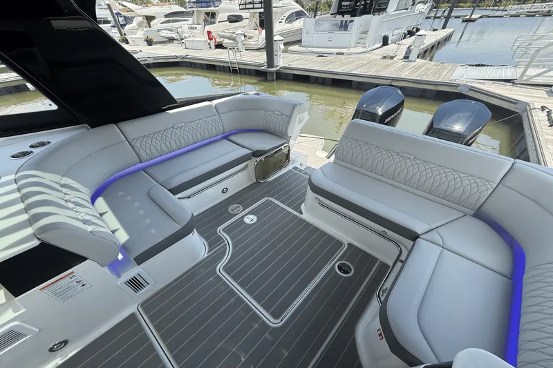 Slide: The Image of Sea Ray Sundancer 370 Outboard 2025 - 18