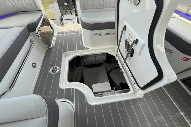 Slide: The Image of Sea Ray Sundancer 370 Outboard 2025 - 19