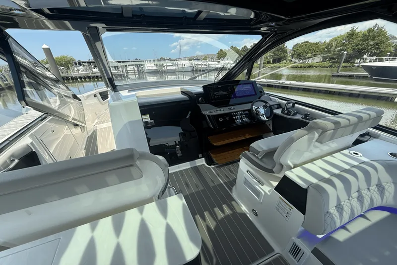 Slide: The Image of Sea Ray Sundancer 370 Outboard 2025 - 21