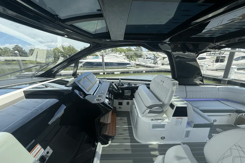 Slide: The Image of Sea Ray Sundancer 370 Outboard 2025 - 22