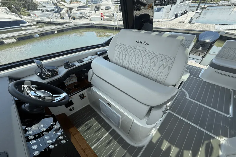 Slide: The Image of Sea Ray Sundancer 370 Outboard 2025 - 23