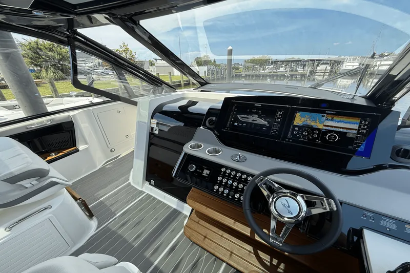 Slide: The Image of Sea Ray Sundancer 370 Outboard 2025 - 24