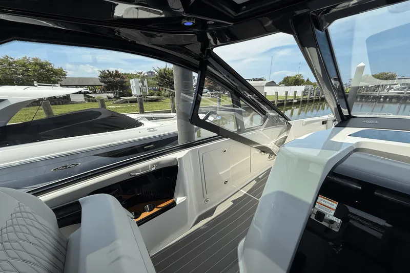 Slide: The Image of Sea Ray Sundancer 370 Outboard 2025 - 27