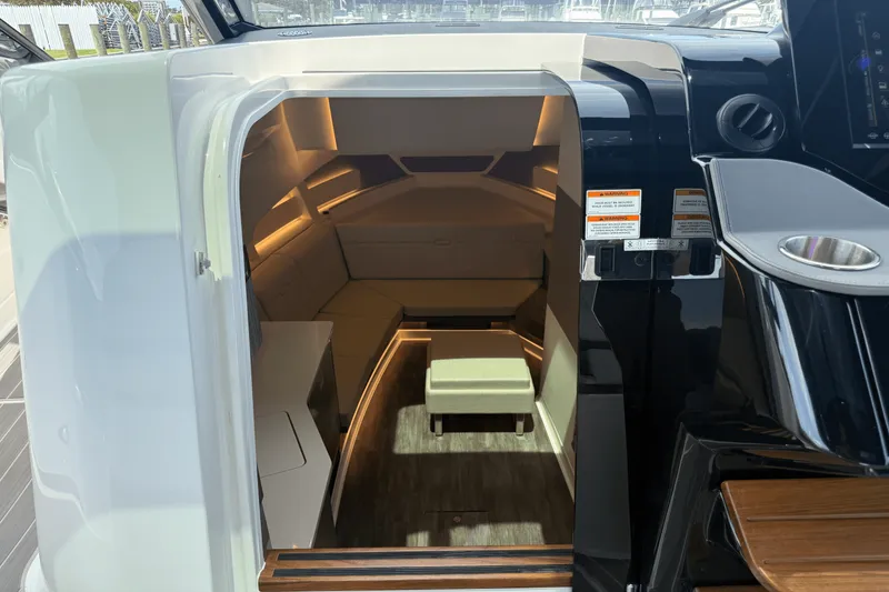 Slide: The Image of Sea Ray Sundancer 370 Outboard 2025 - 28