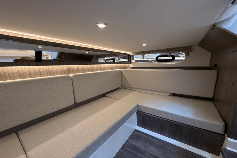 Slide: The Image of Sea Ray Sundancer 370 Outboard 2025 - 31