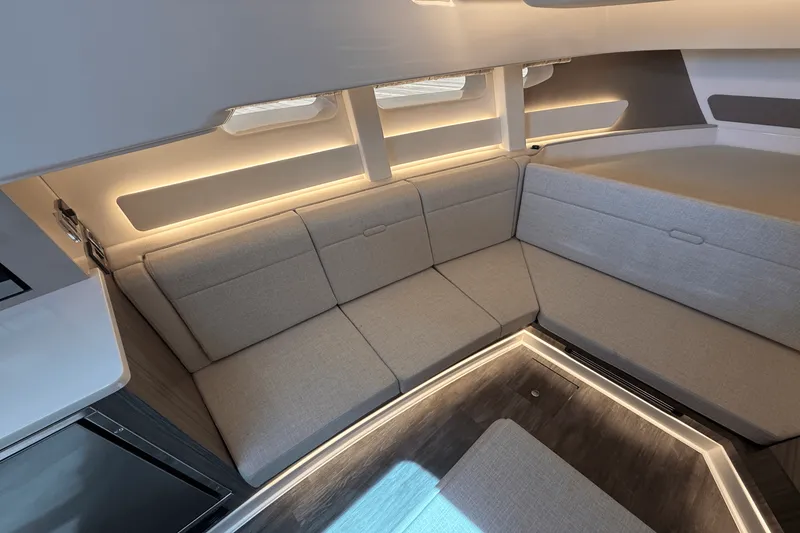 Slide: The Image of Sea Ray Sundancer 370 Outboard 2025 - 32