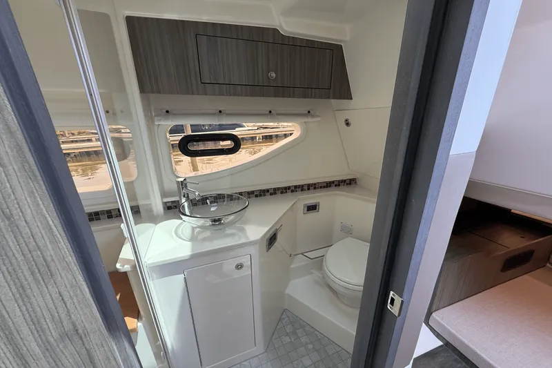 Slide: The Image of Sea Ray Sundancer 370 Outboard 2025 - 38