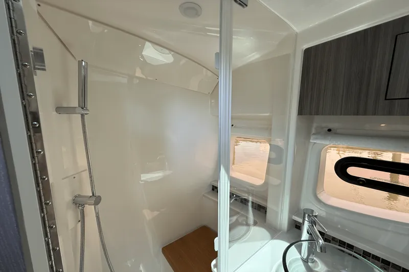 Slide: The Image of Sea Ray Sundancer 370 Outboard 2025 - 39