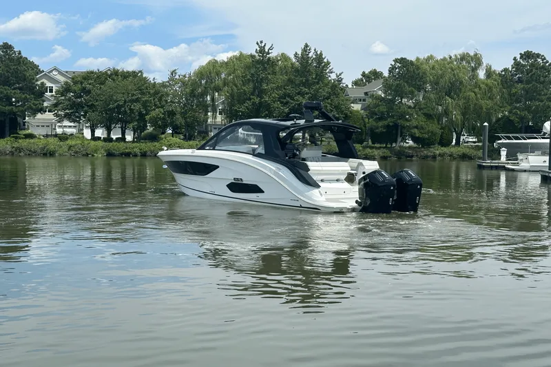 Slide: The Image of Sea Ray Sundancer 370 Outboard 2025 - 4