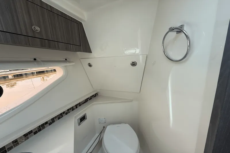 Slide: The Image of Sea Ray Sundancer 370 Outboard 2025 - 41